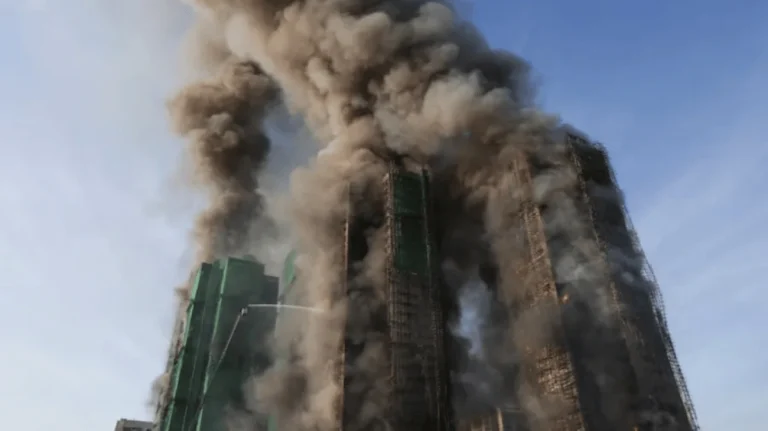 Número de mortos por incêndio em Hong Kong sobe para 128; 200 seguem desaparecidos