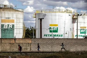Por que as ações da Petrobras caem mais de 2% após Plano Estratégico 2026-2030?