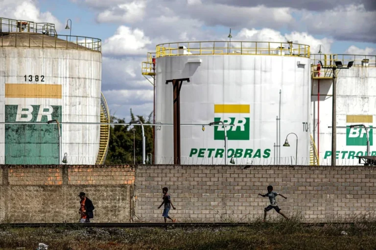 Por que as ações da Petrobras caem mais de 2% após Plano Estratégico 2026-2030?