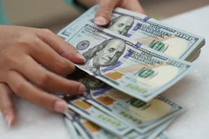 Dólar cai 11 em 2025