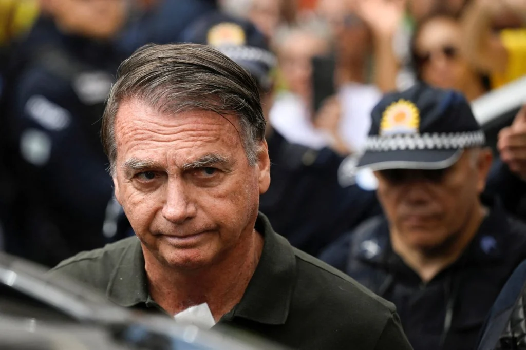 Defesa de Bolsonaro deve pedir prisão domiciliar humanitária nesta terça (9)