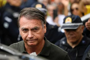 Defesa de Bolsonaro deve pedir prisão domiciliar humanitária nesta terça (9)