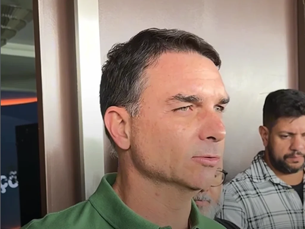 Flávio Bolsonaro diz ter “um preço” para retirar candidatura e defende anistia Flávio Bolsonaro diz ter “um preço” para retirar candidatura e defende anistia