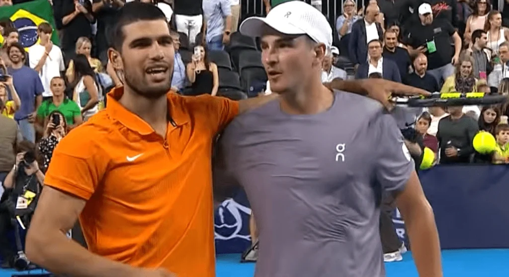 João Fonseca brilha e faz jogo duro, mas é superado por Alcaraz em Miami