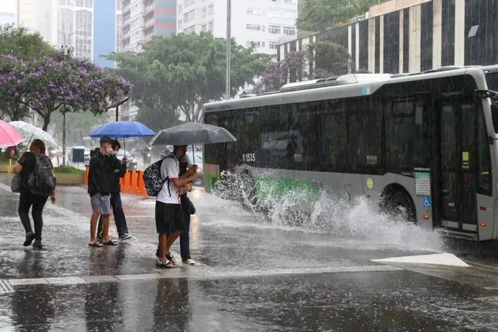 Motoristas de ônibus entram em greve e paralisam São Paulo Motoristas de ônibus entram em greve e paralisam São Paulo