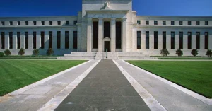 Bancos centrais do mundo efetuam maior corte nos juros em mais uma década