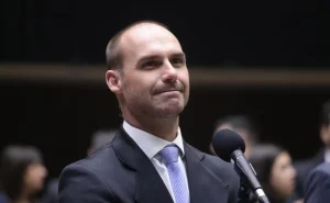 Eduardo Bolsonaro perde passaporte diplomático e agora precisa de visto para ficar nos EUA