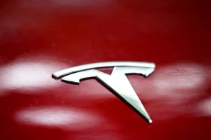 Tesla lança Model 3 de baixo custo na Europa para recuperar demanda por carros elétricos