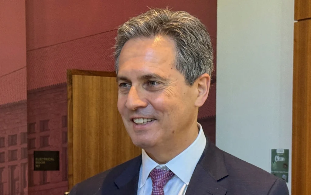 Presidente do Fed St. Louis, Alberto Musalem, vê juros neutros nos EUA e descarta cortes agora Presidente do Fed St. Louis, Alberto Musalem, vê juros neutros nos EUA e descarta cortes agora