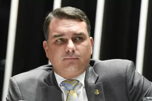 Flávio Bolsonaro rebate pesquisa Quaest, diz Lula não lidera o cenário eleitoral