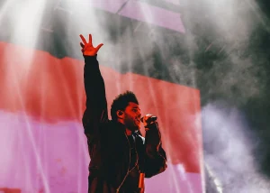The Weeknd lidera ranking Forbes dos músicos mais bem pagos de 2025 com fortuna de US$ 200 milhões