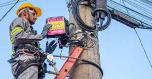 Fibra óptica no Brasil por que Vivo Claro e TIM demoram avançar