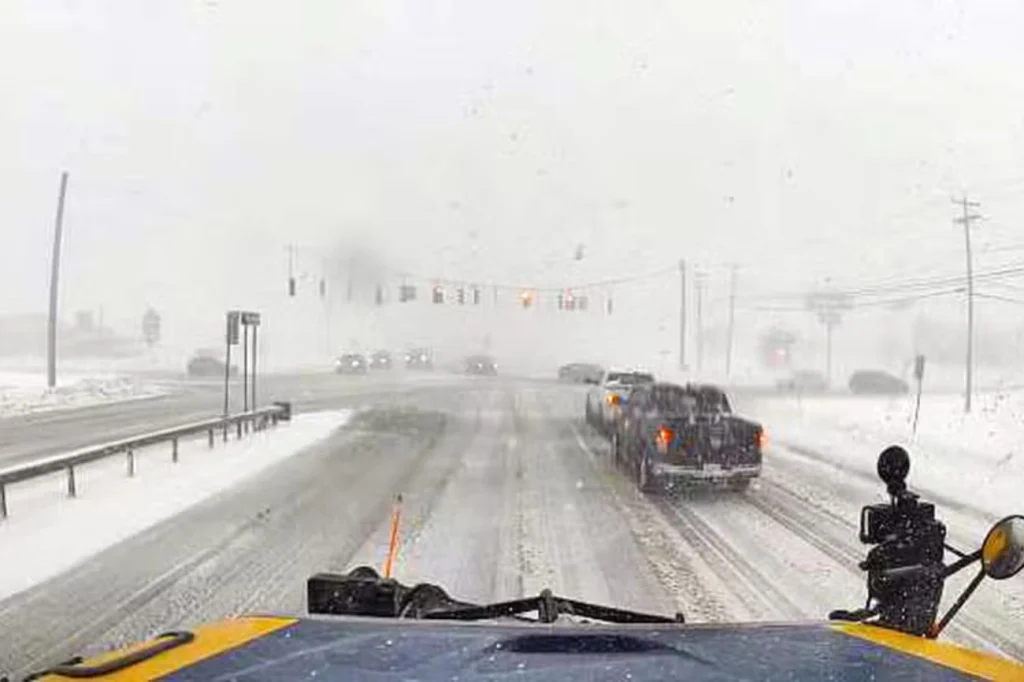 Trump decreta estado de emergência nos EUA após tempestade de inverno atingir 670 mil pessoas Trump decreta estado de emergência nos EUA após tempestade de inverno atingir 670 mil pessoas