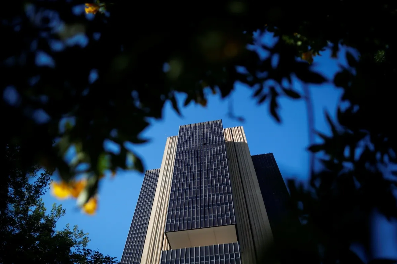 Brasil registra déficit em conta corrente em abril mas investimentos diretos surpreendem com alta de US$ 8,9 bi