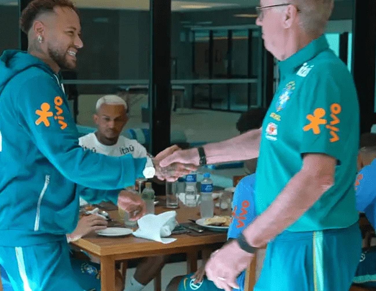 Neymar sofre edema na panturrilha e vai a clínica em Teresópolis para exames hoje