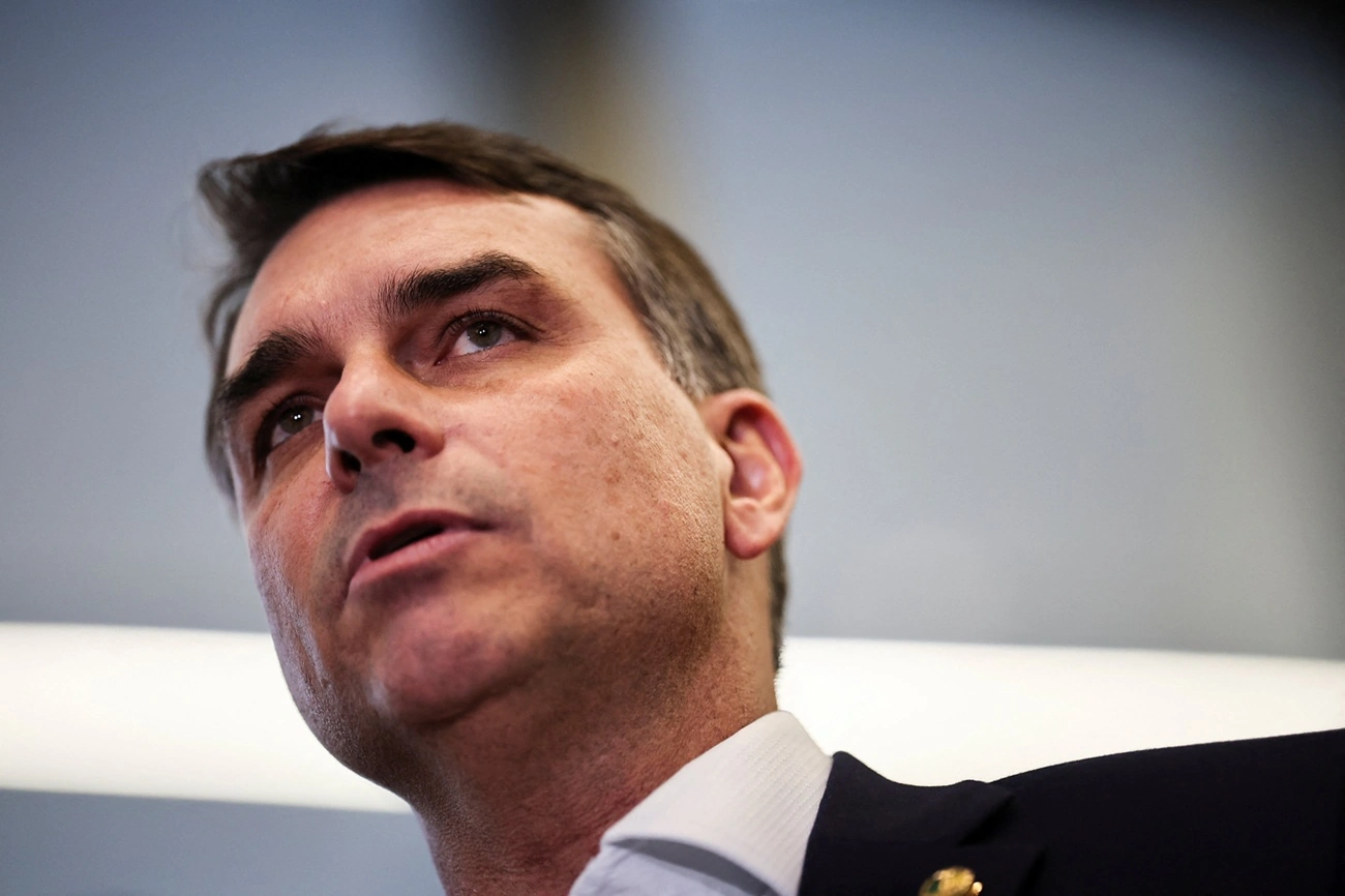 Flávio Bolsonaro se reúne com EUA hoje e discute crise política agora