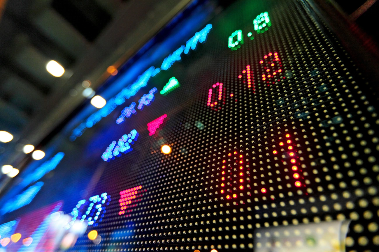 Petroleo pula e Ibovespa cai 175.744 pontos com inesperado recuo