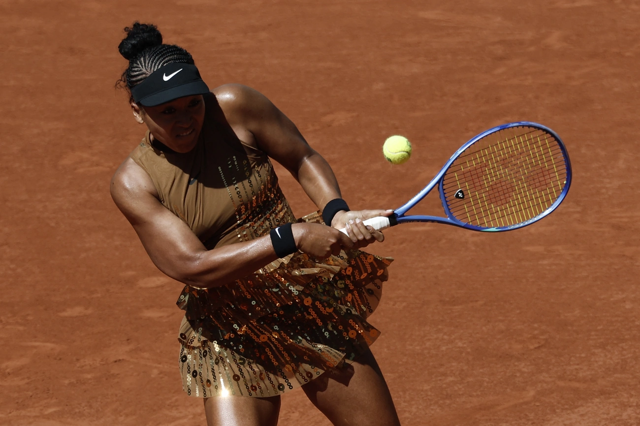 Naomi Osaka veste alta-costura em Roland Garros e vence estreia hoje